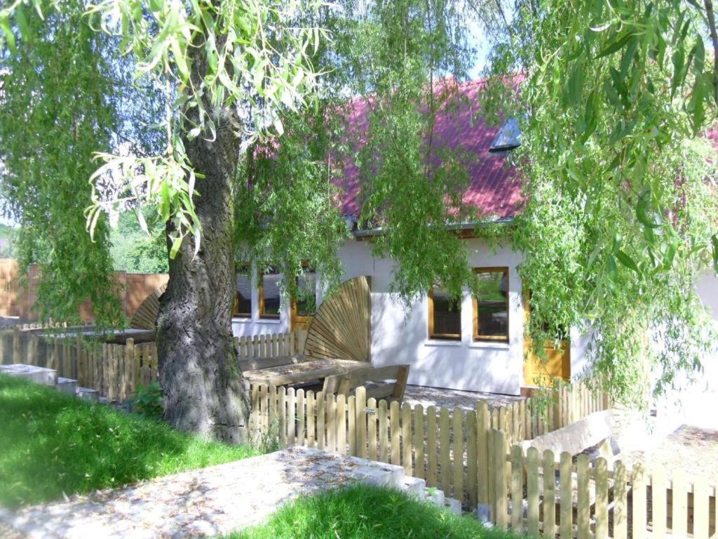 Domki Nad Jeziorem Karlowice Exteriör bild