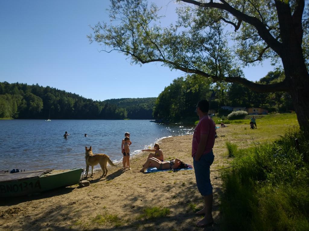 Domki Nad Jeziorem Karlowice Exteriör bild