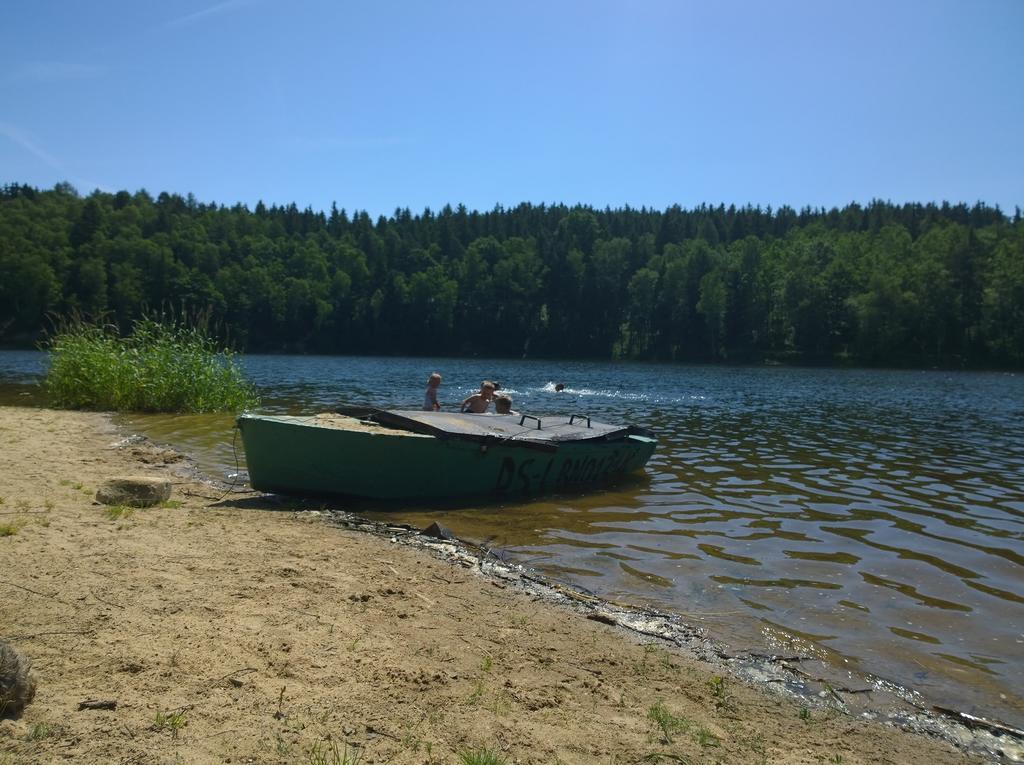 Domki Nad Jeziorem Karlowice Exteriör bild