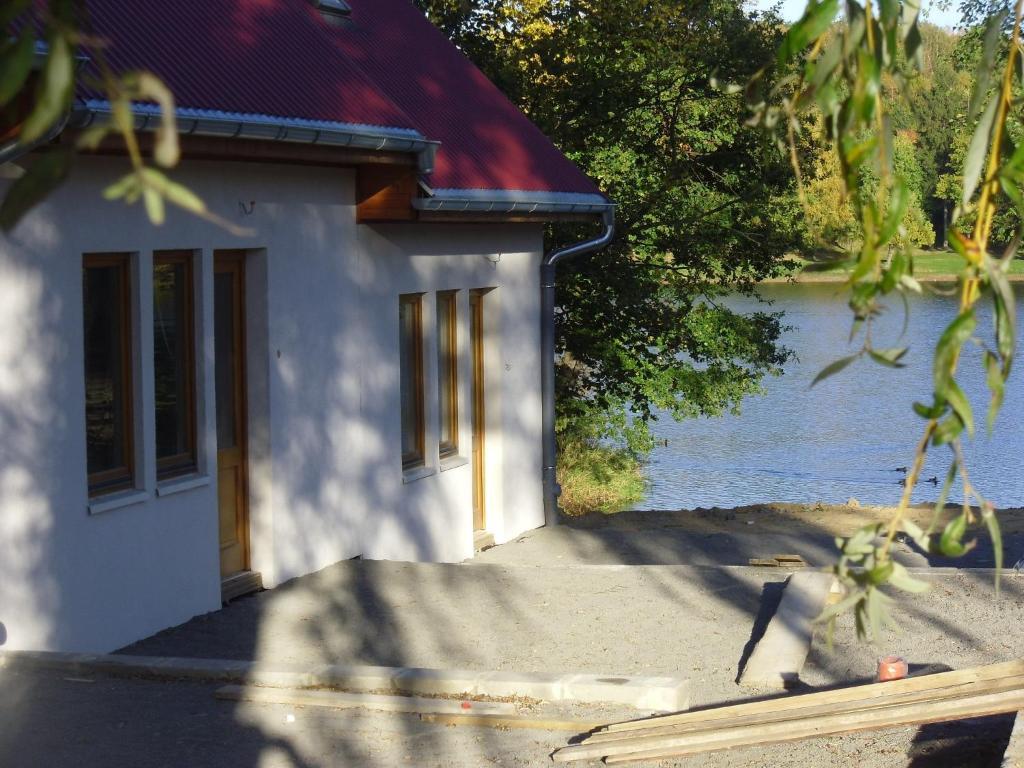 Domki Nad Jeziorem Karlowice Exteriör bild