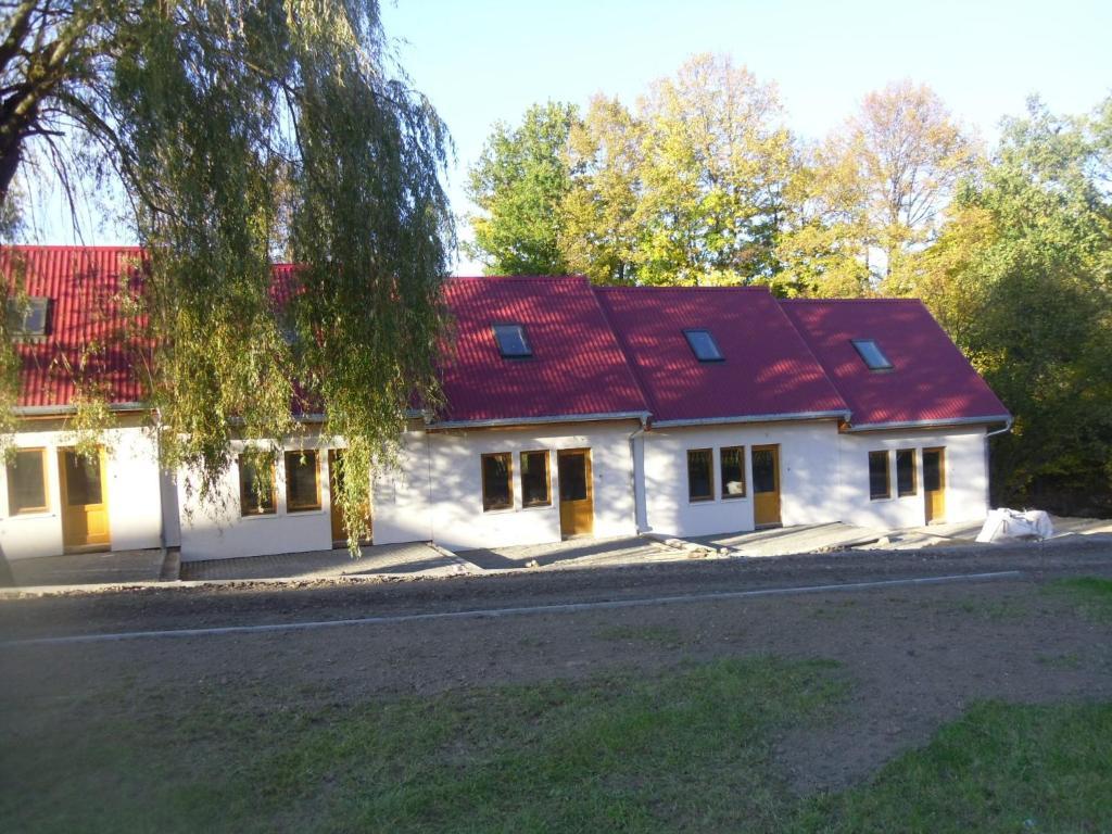 Domki Nad Jeziorem Karlowice Exteriör bild