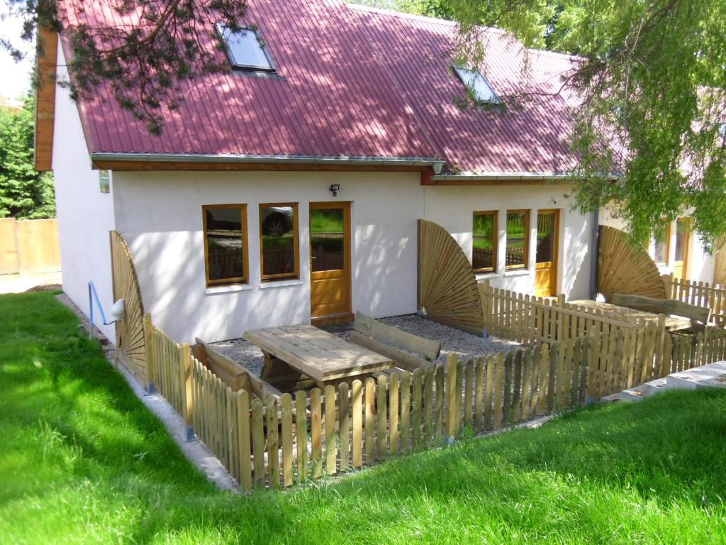 Domki Nad Jeziorem Karlowice Exteriör bild