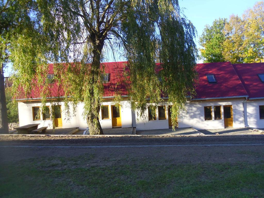 Domki Nad Jeziorem Karlowice Exteriör bild