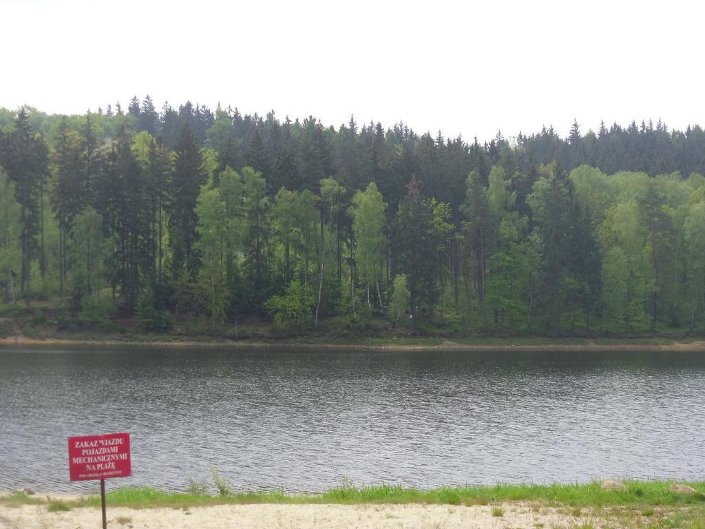 Domki Nad Jeziorem Karlowice Exteriör bild